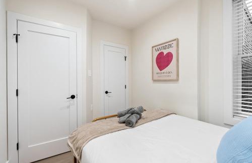 Columbia Heights House | Designer 3BR DC Home King Bed, Family Friendly