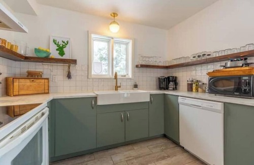 Chertsey Cottage | Designer Cottage with Hot Tub on Lake Paré