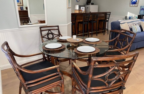 Chico House | Designer Guesthouse w Tennis Ct, Pool & Hot Tub
