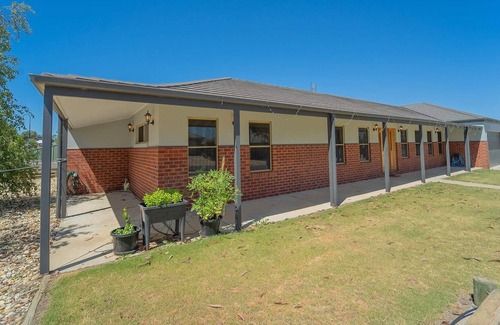 Maiden Gully House | Designer Home with Spa Bathtub and BBQ