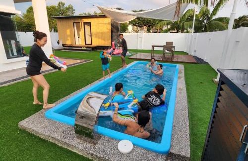 Gelang Patah Villa | Designer house with cabin rooms