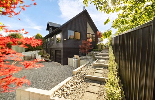 Arrowtown Apartment | Designer Mountain Haven | Stunning Views | Central Arrowtown