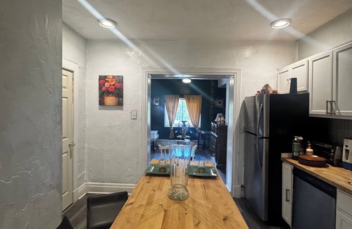South Hills Apartment | Designer Private Studio Suite – Luxe Bath