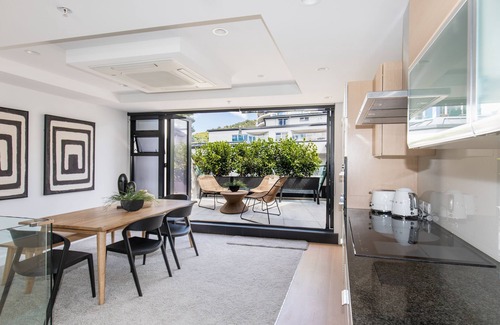 Mount Maunganui Apartment | Designer Seaview Chic accommodation for the discerning traveler