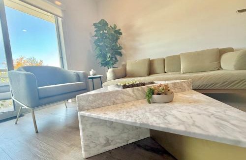 Silver Lake Apartment | Designer Silver Lake Stylish One Bedroom with Parking