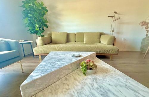 Silver Lake Apartment | Designer Silver Lake Stylish One Bedroom with Parking