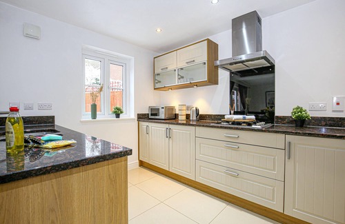 Deanshanger House | Detached 4 Bed-UltraFast Wifi,Garden,Free Parking