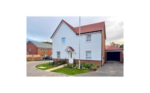 Broad Oak Apartment | Detached 4BR House - Private Garden, Garage & Parking - Perfect for Long Stays, Families, Contractors