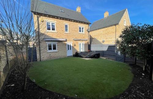 Willian House | Detached family house with private garden.