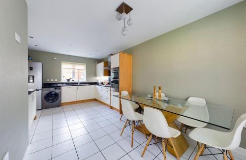 Willian House | Detached family house with private garden.
