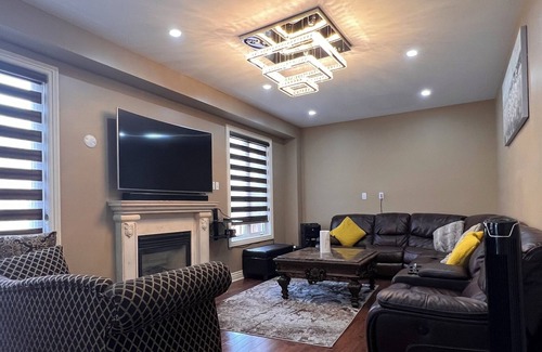 Brampton House | Detached House 5 minutes to amenities and highway!