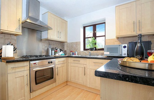 Milton Keynes House | Detached House City Centre Driveway Parking - Self-Check-In SkyTV Fast WiFi