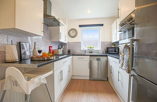 Bletchley House | Detached House - Free Parking, Fast Wifi & SmartTV