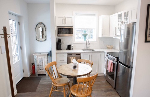 Burlington House | Detached Victorian Style Tiny Home - long stays U7