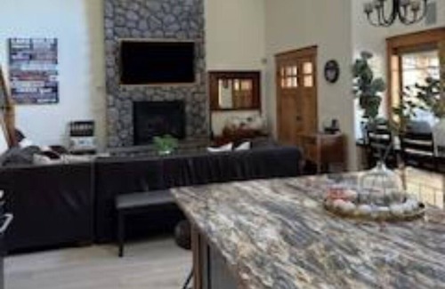 Detroit House | Detroit Lake, OR Vacation Home. 2 blocks to the lakefront!