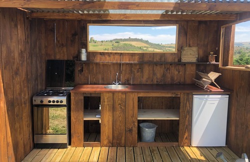 La Serpent RV Rental | Deux Tepees Equipe Pour 4 Personne Avec Cuisine Dété sur Terrain 350m2
