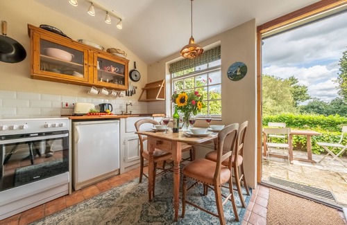 Lavenham Cottage | Devine wooden beamed cottage in the heart of England’s best preserved medieval village - Weavers Cot