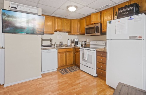 Dewey Beach Condo | DeweyBeach 2BR Ground Floor Condo. Family-Friendly, quiet, clean, walk to beach!