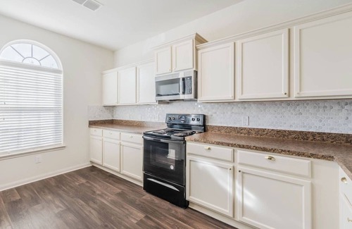 Dallas House | DFW Oasis! Near Reunion Tower - Great for Groups!