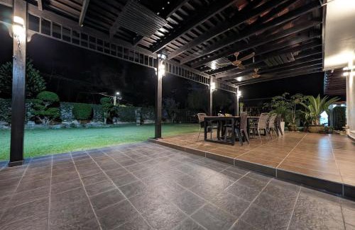Kluang House | D’Garden Cottage with big field