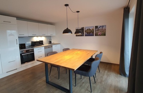 Cham Apartment | Die Ferienwohnung Befindet Sich am Rande der Stadt Cham im Bayerischen Wald. Der Chamer Ortsteil Katzberg ist Dörflich Geprägt und Grenzt Unmittelbar an die Kreisstadt Cham in der Oberpfalz mit Ihren Knapp 17.000 Einwohnern. Die Ferienwohnung Bietet