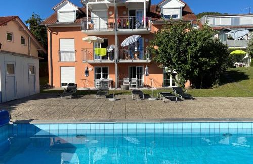 Ludwigshafen Apartment | Die Seeblume - Ferienwohnung mit Pool und Seeblick