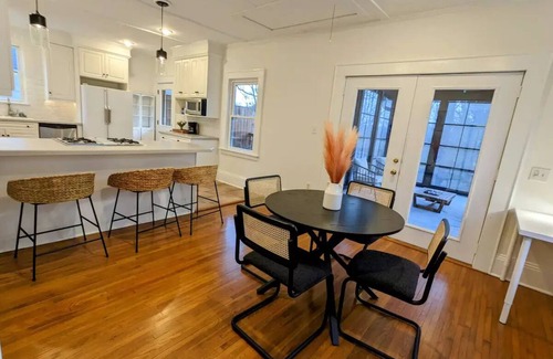 Myers Park House | Dilworth, Walk To Atrium Health, Freedom Park, Restaurants, & Lightrail!
