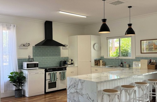 Wahgunyah House | Dine under the vines! A Queensland style oasis in the NE Victorian country