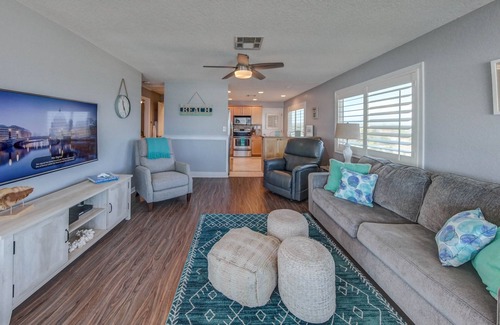 Painters Hill House | Direct Oceanfront~Deck~King Bed~Beach