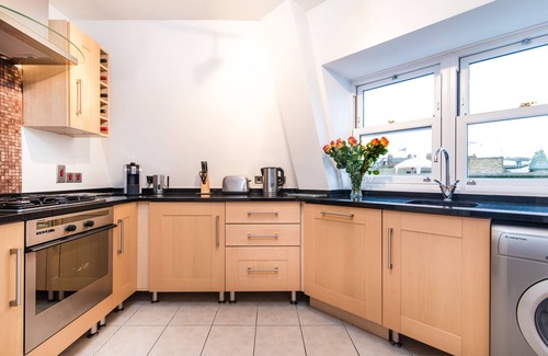 Hammersmith Apartment | Direct River Views & only 15 mins to Central London