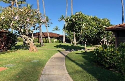 Waialua House | Directly Beachfront | Country Cottage