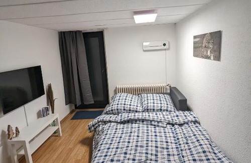 Spich House | Direkt an der S-Bahn gelegenes Gemütliches Souterrain Apartment mit privatem Zugang