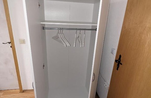 Spich House | Direkt an der S-Bahn gelegenes Gemütliches Souterrain Apartment mit privatem Zugang