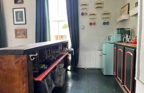 East Haven House | ‘Dirt Church’ Brewery charming church, pet-friendly! Close to biking & skiing!