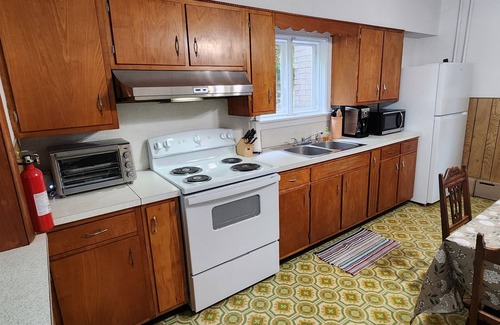 Johnstown House | Discount 50% for parties less than 3. Spacious 3 BR house in great location.