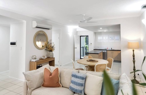 Parramatta Park Apartment | Discover a Stylish and Tranquil Haven by the Pool