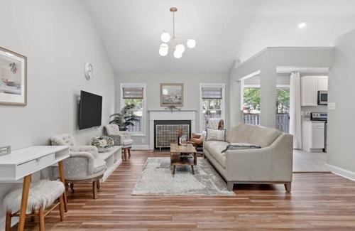 Cary House | Discover NCSU close by! Cozy Cary retreat awaits.