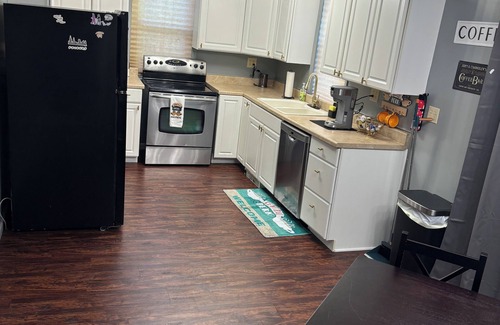West Liberty Apartment | Discover Ohio charm near caverns - 7 min, “Friends” Joey & Chandlers apt