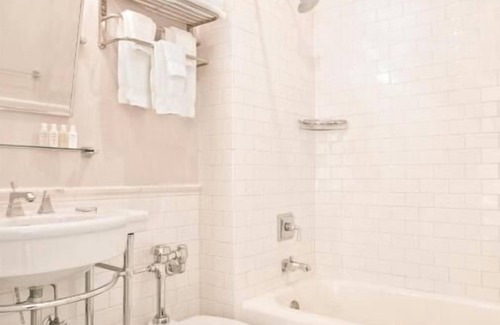 Goose Hollow Hotel | Discover Portland's Culture and Cuisine from a Vintage Hotel, Pet Friendly!