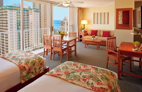 Waikiki House | Discover Serenity: Rooftop Bliss, Pool, Sauna, Minutes from Waikiki Beach!