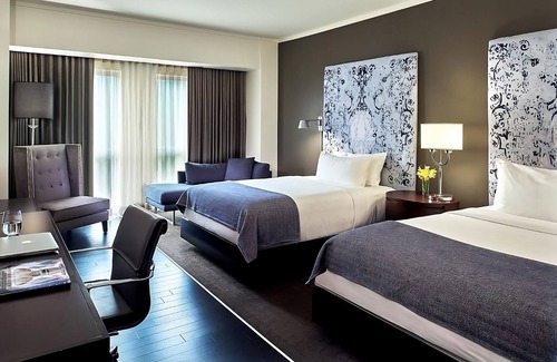 West Plaza Hotel | Discover Union Station! 2 Family-friendly Units, Live Music Performance