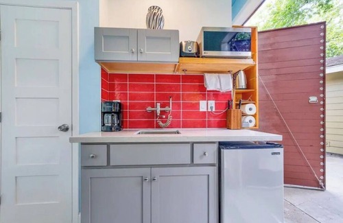 Windsor Park House | Discover UT Austin in just 6 mins! Cozy studio retreat awaits.