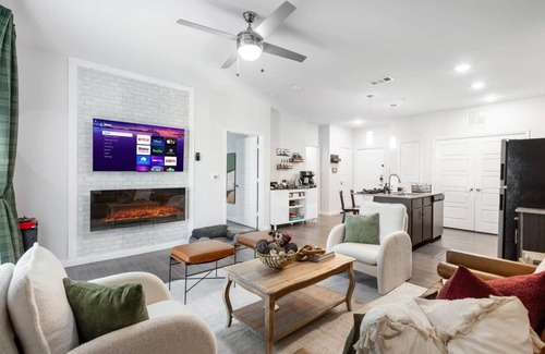 Medical Center District Apartment | Discover your upscale retreat in historic San Antonio. This modern apartment offers a seamless blend of comfort and convenience, with amenities designed for military, medical professionals, families, & displaced guests. Your perfect home base awaits.