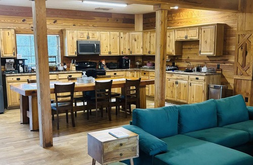 Kite Cabin | Discovery Woods Cabin | Hot Tub | Private Lake | Wonderful Star Gazing