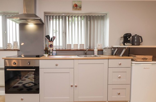 Tonbridge Cottage | DITSYS DEN, pet friendly, with a garden in Paddock Wood, Kent