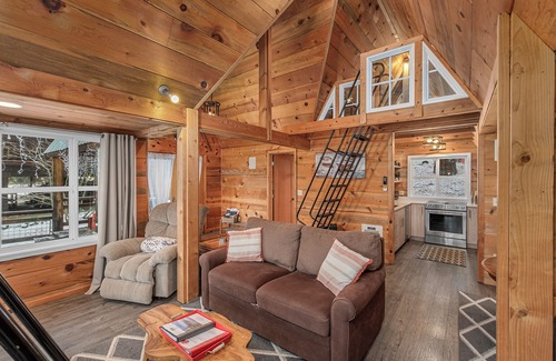 Leavenworth Cabin | Doc Roy's Legacy-Fish Lake, Views, Hot Tub, ROKU