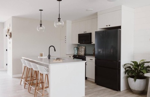 Sylvan Lake House | Dock 98 relaxing beachy townhouse in beautiful sylvan lake w/hot tub