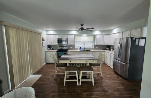 Ashville House | Dock Holiday- Charming King Suite, 2BRM with WiFi, AC in beautiful Ashville
