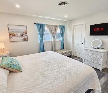 Englewood South House | Dockside Delight Waterfront Gulf Access 4 mins to Beach