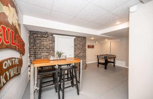 Dayton House | Doctors Retreat with Hot Tub